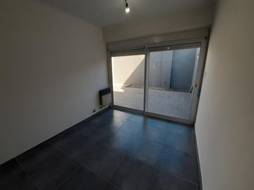 EXCELENTE departamento PLANTA BAJA, 2 dormitorios con cochera