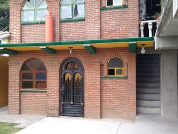 Casa con Locales en Atizapán