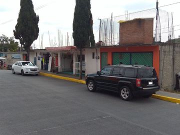 Casa con Locales en Atizapán