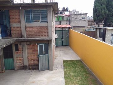 Casa con Locales en Atizapán