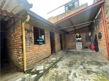 SE VENDE CASA LOTE EN EL BARRIO SANTA ELENA 7 x 19 UBICADO CERCA A LA ESMERALDA