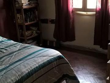Chalet en esquina de 2 dorm espacio libre y garage.- Banfield Este