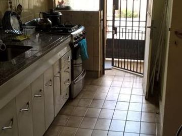 Chalet en esquina de 2 dorm espacio libre y garage.- Banfield Este
