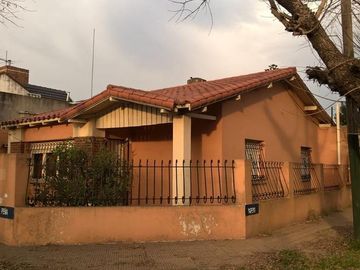 Chalet en esquina de 2 dorm espacio libre y garage.- Banfield Este