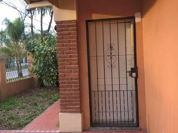 Chalet en esquina de 2 dorm espacio libre y garage.- Banfield Este