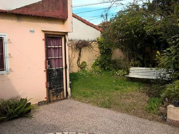 Chalet en esquina de 2 dorm espacio libre y garage.- Banfield Este