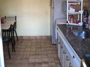 Chalet en esquina de 2 dorm espacio libre y garage.- Banfield Este