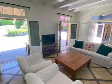 Se vende hermoso chalet en preciosa zona de Punta del Este 370 edificados 5 dormitorios mas dependencia de servicio