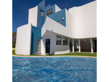 Residencia En Venta En Fracc. Cerrado Con Bosque Zona La Calera