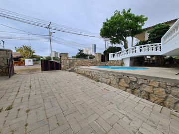 Hermosa casa de madera en Punta Blanca