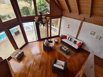 Hermosa casa de madera en Punta Blanca