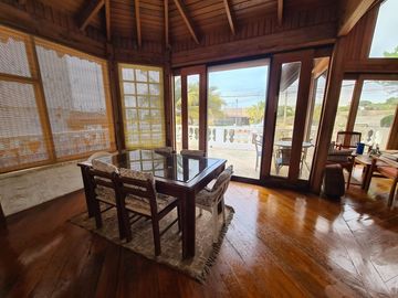 Hermosa casa de madera en Punta Blanca