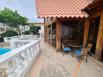 Hermosa casa de madera en Punta Blanca