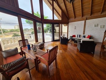 Hermosa casa de madera en Punta Blanca