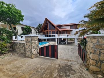 Hermosa casa de madera en Punta Blanca