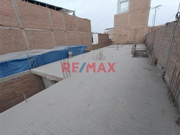 ¡Oportunidad En Lima Norte! Casa De 2 Pisos + Azotea En Venta – San Martín De Porres