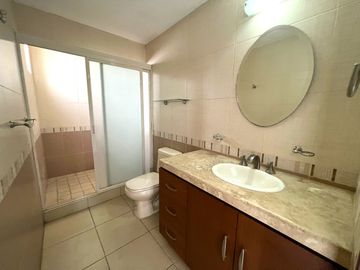 Casa de Venta en Esquina,  Jardines de Guadalupe, Zapopan, Zona Av. Clouthier