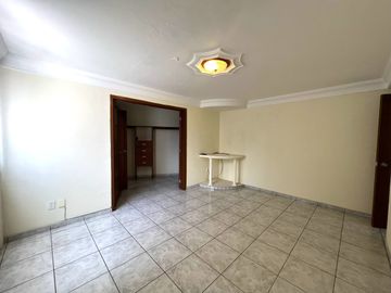 Casa de Venta en Esquina,  Jardines de Guadalupe, Zapopan, Zona Av. Clouthier