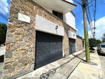 Casa de Venta en Esquina,  Jardines de Guadalupe, Zapopan, Zona Av. Clouthier