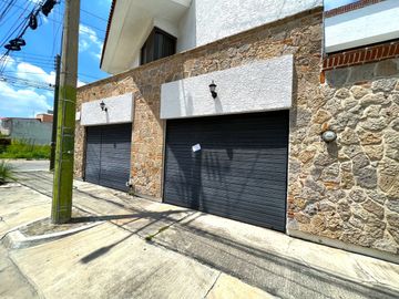 Casa de Venta en Esquina,  Jardines de Guadalupe, Zapopan, Zona Av. Clouthier