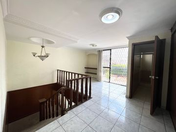 Casa de Venta en Esquina,  Jardines de Guadalupe, Zapopan, Zona Av. Clouthier