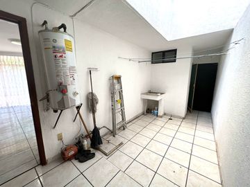 Casa de Venta en Esquina,  Jardines de Guadalupe, Zapopan, Zona Av. Clouthier