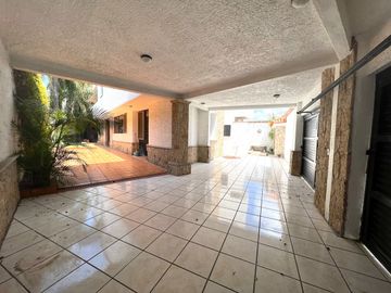 Casa de Venta en Esquina,  Jardines de Guadalupe, Zapopan, Zona Av. Clouthier
