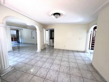 Casa de Venta en Esquina,  Jardines de Guadalupe, Zapopan, Zona Av. Clouthier