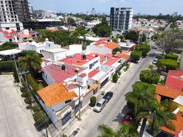 Casa de Venta en Esquina,  Jardines de Guadalupe, Zapopan, Zona Av. Clouthier
