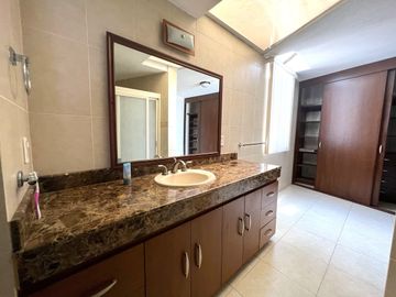 Casa de Venta en Esquina,  Jardines de Guadalupe, Zapopan, Zona Av. Clouthier