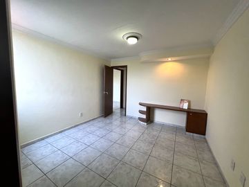 Casa de Venta en Esquina,  Jardines de Guadalupe, Zapopan, Zona Av. Clouthier