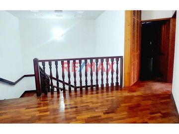 Casa en Alquiler en La Molina – Urbanización El Remanso 

Ubicación espectacular: Frente al parque en Calle Los Ishpingos 285, en la tranquila y exc