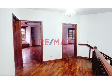 Casa en Alquiler en La Molina – Urbanización El Remanso 

Ubicación espectacular: Frente al parque en Calle Los Ishpingos 285, en la tranquila y exc