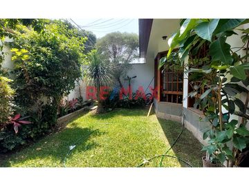 Casa en Alquiler en La Molina – Urbanización El Remanso 

Ubicación espectacular: Frente al parque en Calle Los Ishpingos 285, en la tranquila y exc