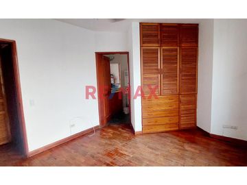 Casa en Alquiler en La Molina – Urbanización El Remanso 

Ubicación espectacular: Frente al parque en Calle Los Ishpingos 285, en la tranquila y exc