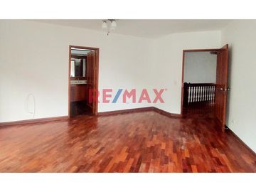 Casa en Alquiler en La Molina – Urbanización El Remanso 

Ubicación espectacular: Frente al parque en Calle Los Ishpingos 285, en la tranquila y exc