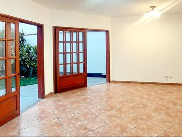 Casa en Alquiler en La Molina – Urbanización El Remanso 

Ubicación espectacular: Frente al parque en Calle Los Ishpingos 285, en la tranquila y exc