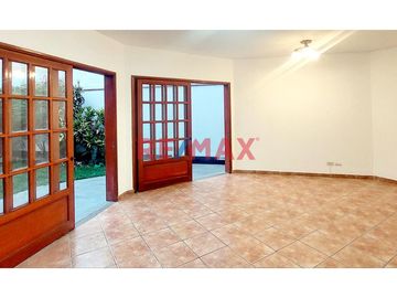 Casa en Alquiler en La Molina – Urbanización El Remanso 

Ubicación espectacular: Frente al parque en Calle Los Ishpingos 285, en la tranquila y exc