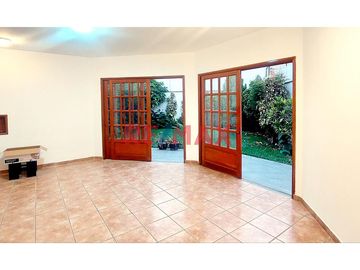 Casa en Alquiler en La Molina – Urbanización El Remanso 

Ubicación espectacular: Frente al parque en Calle Los Ishpingos 285, en la tranquila y exc