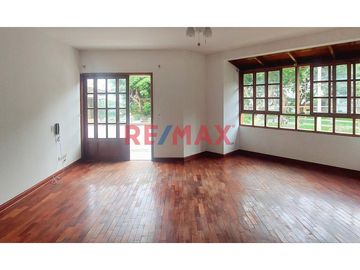 Casa en Alquiler en La Molina – Urbanización El Remanso 

Ubicación espectacular: Frente al parque en Calle Los Ishpingos 285, en la tranquila y exc