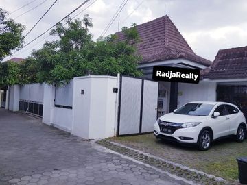 Rumah Mewah Luxury Kolam Renang Tanah Luas Selatan Ambarukmo Plaza
