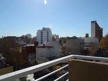 Mono ambiente divisible c/ balcón y AA al frente y renta (4 B)