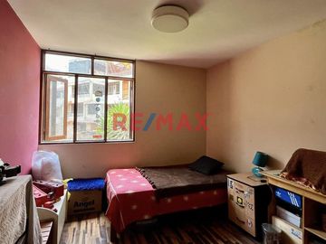 Se vende CASA DE 3 PISOS 
Ubicación:  Calle Cerro Hermoso Mz L1 lote 16 Urb Loyola 1ra etapa Surco 
Ideal para:
- Familias numerosas
- Inversioni