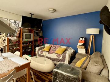 Se vende CASA DE 3 PISOS 
Ubicación:  Calle Cerro Hermoso Mz L1 lote 16 Urb Loyola 1ra etapa Surco 
Ideal para:
- Familias numerosas
- Inversioni