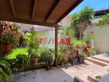 Se vende CASA DE 3 PISOS 
Ubicación:  Calle Cerro Hermoso Mz L1 lote 16 Urb Loyola 1ra etapa Surco 
Ideal para:
- Familias numerosas
- Inversioni