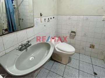 Se vende CASA DE 3 PISOS 
Ubicación:  Calle Cerro Hermoso Mz L1 lote 16 Urb Loyola 1ra etapa Surco 
Ideal para:
- Familias numerosas
- Inversioni