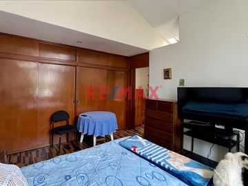 Se vende CASA DE 3 PISOS 
Ubicación:  Calle Cerro Hermoso Mz L1 lote 16 Urb Loyola 1ra etapa Surco 
Ideal para:
- Familias numerosas
- Inversioni