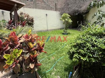 Se vende CASA DE 3 PISOS 
Ubicación:  Calle Cerro Hermoso Mz L1 lote 16 Urb Loyola 1ra etapa Surco 
Ideal para:
- Familias numerosas
- Inversioni