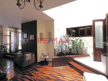 Se vende CASA DE 3 PISOS 
Ubicación:  Calle Cerro Hermoso Mz L1 lote 16 Urb Loyola 1ra etapa Surco 
Ideal para:
- Familias numerosas
- Inversioni
