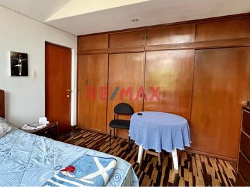 Se vende CASA DE 3 PISOS 
Ubicación:  Calle Cerro Hermoso Mz L1 lote 16 Urb Loyola 1ra etapa Surco 
Ideal para:
- Familias numerosas
- Inversioni